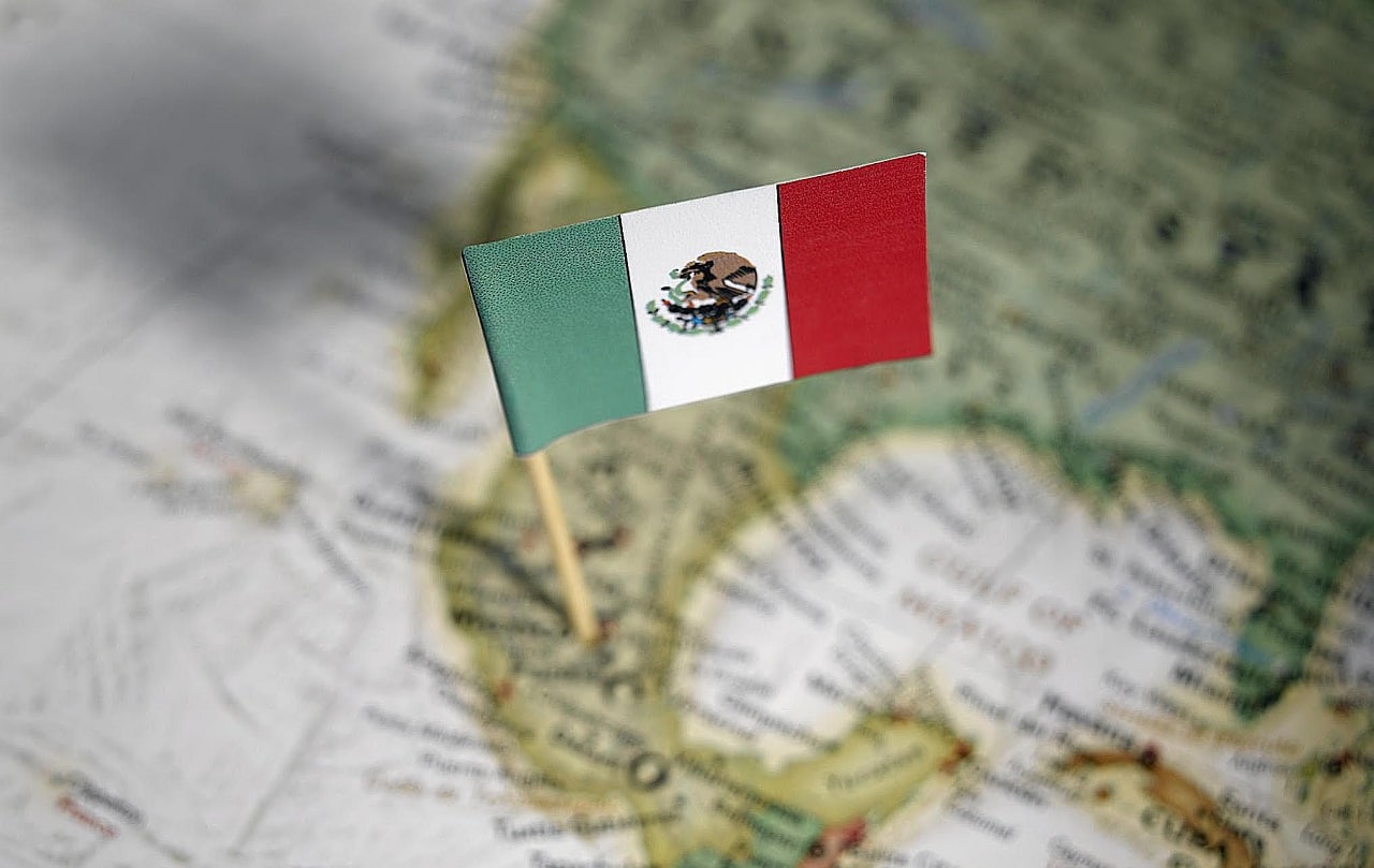 Bandera de México sobre mapa de la república