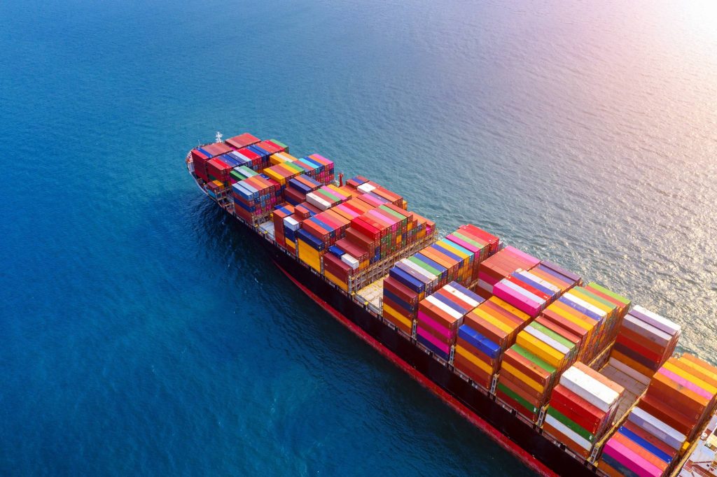 Hombre realizando la organización para exportar mercancía 