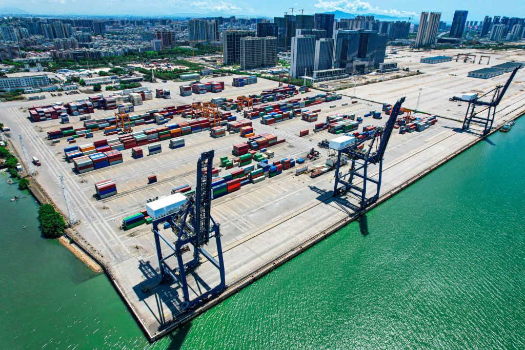 Aduana, muestra por medio de una imagen aérea de una aduana marítima para importación y exportación de mercancía. 